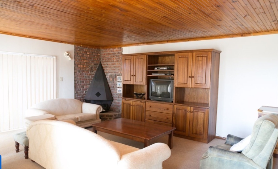 8 Bedroom Property for Sale in Middedorp Western Cape